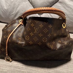 Louis Vuitton artsy monogram handbag